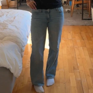 Ljusblå jeans bootcut - Använt dessa jeans ett fåtal gånger. Jag skulle säga att dom är sanna i storleken, jag har vanligtvis storlek 38 i jeans så dessa sitter ganska tajt på mig. Hör av er vid frågor💞💞