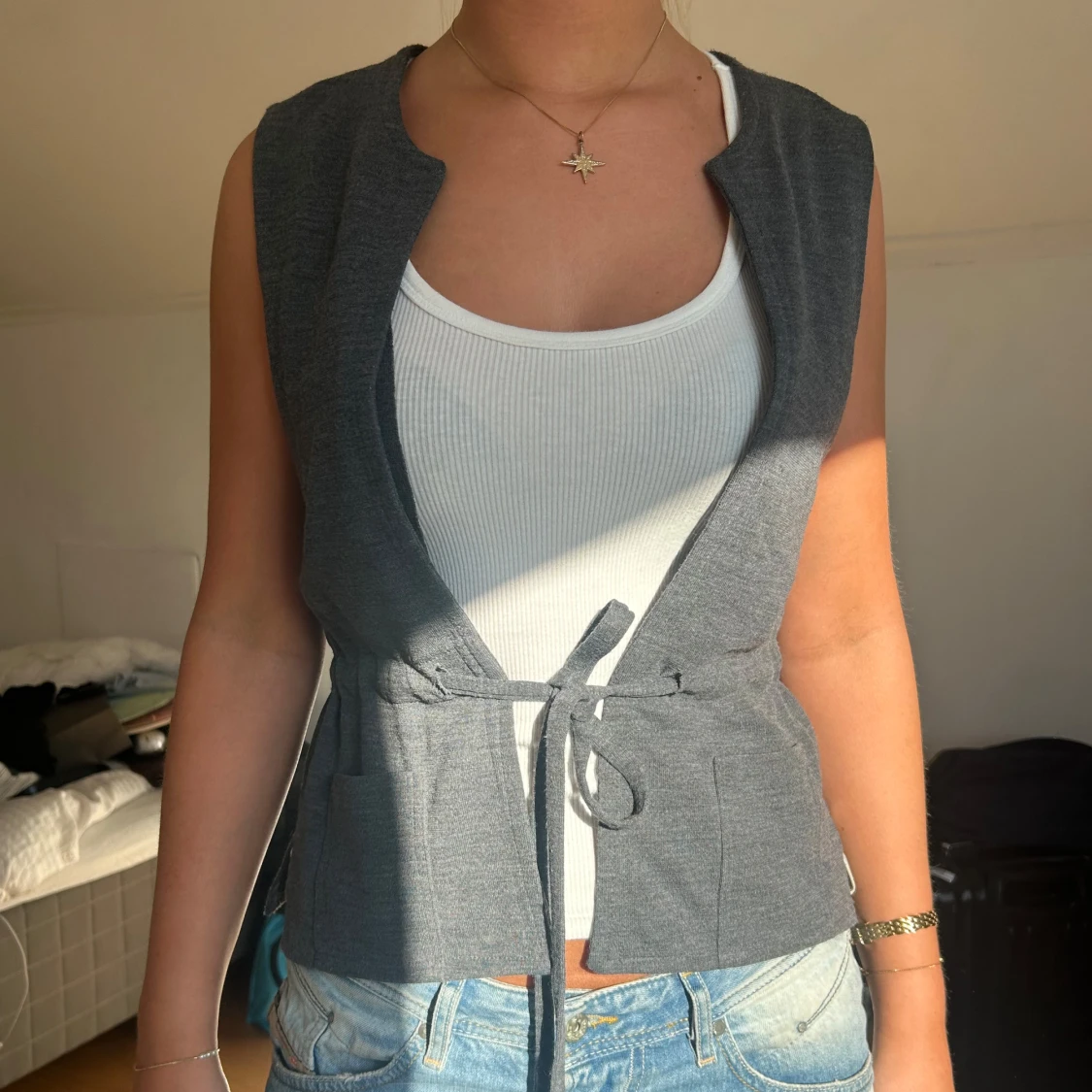 Mörkgrå väst med knytband - 1