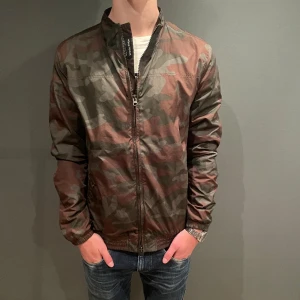 Woolrich fieldjacka  - Säljer nu denna sjukt snygga fieldjacka från Woolrich i grymt bra skick. Den är i storlek M men passar S. Referens- killen på bilden är 180 och väger 67 kg! Hör gärna av dig vid frågor och funderingar 😃