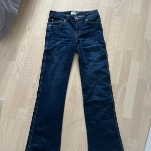 Mörkblå lågmidjade bootcut jeans  - Knappast använda. Passar mig som är 168cm