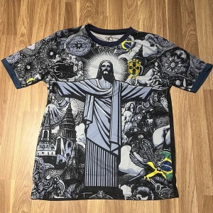 Ronaldinho nr10 Brasil fotbollströja  - Unik Brasilien fotbollströja med Ronaldinho 10 på ryggen, köpt i Grekland. Storlek M. Passar nu till sommaren!