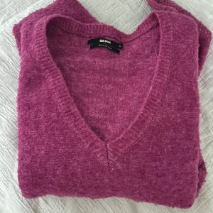 Oversized stickad tröja  - En rosa/lila stickad tröja som har en Oversized look. 