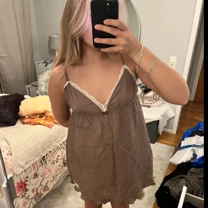 odd molly klänning - Supersöt brun klänning från Odd Molly. har nån fläck (syns på sista bilden) men går säkert bort i tvätten. köp i bundles för billigare pris 🥰 storlek 1/S
