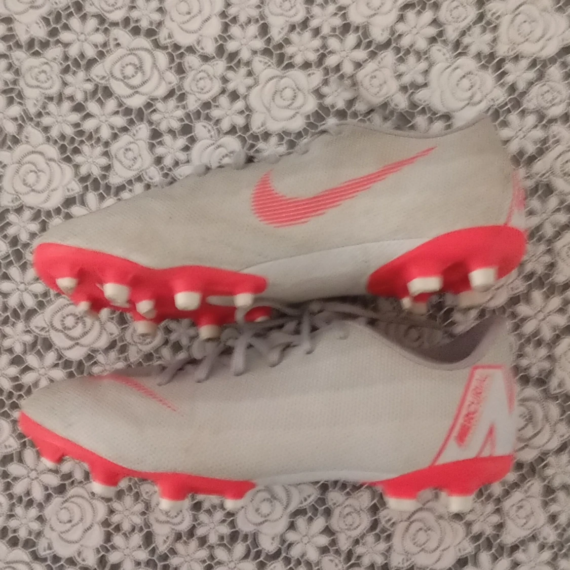 Nike grå fotbollsskor med rosa detaljer - 1