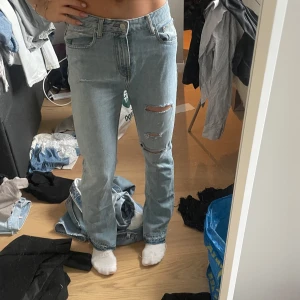 Zara jeans  - Jeans från Zara, medelhög midja och raka i benen