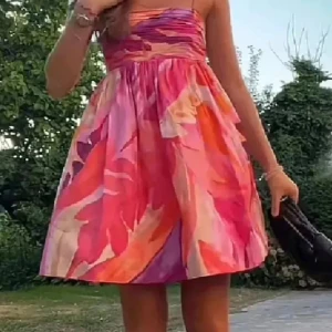 Klänning från H&M - Klänning från H&M. Helt slutsåld. Storlek M. Säljer då jag köpte en för stor storlek. Mycket bra skick. Lånade bilder. 