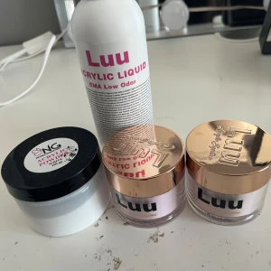 Acrylic powder och vätska för naglar - Säljer ett kit med akrylpulver och akrylvätska för nagelförlängning. Innehåller Luu Acrylic Liquid (EMA Low Odor), Luu akrylpulver i färgerna Sweet Pink och Soft Beige med snygga guldlock samt NG Nagelgiganten Acrylic Powder i vitt. Perfekt för att skapa egna naglar hemma.