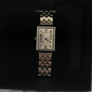 Reed silverfärgad rektangulär klocka - Stilren klocka från Reed med rektangulärt silverfärgat ur och länkarmband i metall. Urtavlan är vit med svarta romerska siffror och tunna visare. Klassisk design som ger en clean och tidlös look. Perfekt accessoar för dig som gillar minimalistisk stil.