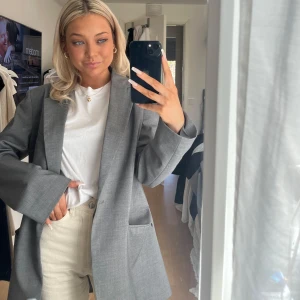 Grå kavaj/blazer - Säljer denna snygga blazer/kavaj i ljusgrått från Hm, i nyskick