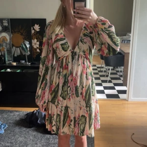 Klänning - Superfin klänning från hm använd en gång storlek xs💗 