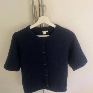 Kortärmad stickad tröja med knappar - Jätte fin tröja som man kan ha ett linne under och ha som kofta 