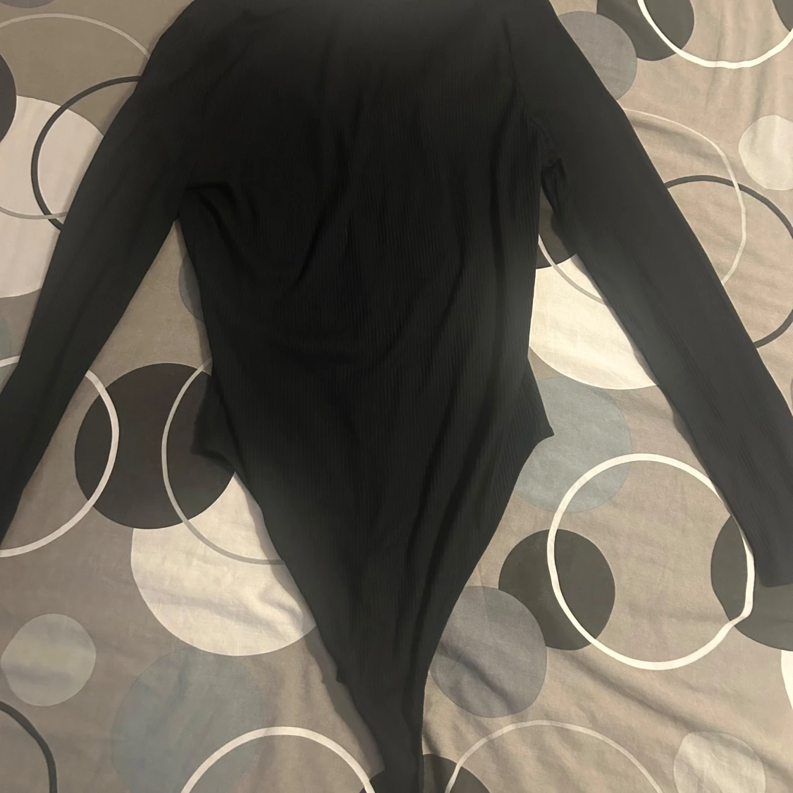 Svart ribbad bodysuit med knappar - 2