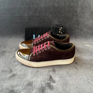 Lanvin DBB1 Cap Toe | 39 - Storlek: UK 5 - motsvarar storlek 39. Skick: Bra skick. Tillbehör: Dustbag medföljer. Denna modell är stor i storleken. Vi rekommenderar därför att gå ned 0,5-1 storlek.