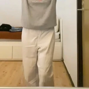 Vit linnebyxor - Säljer ett par vita linnebyxor med hög midja och rak, vid passform. Byxorna har en clean look utan synliga fickor och är perfekta för en chill och stilren vibe. Lätta och luftiga, passar grymt till sommaren. Byxorna passar storlek XS och S 💗💗