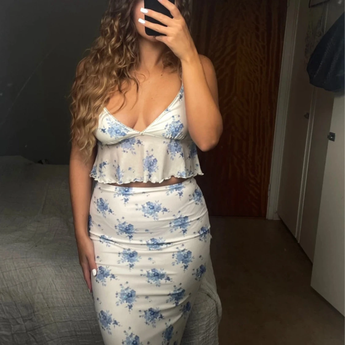 Vit långkjol och topp med blå blommor