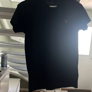 Svart slim fit t-shirt från Gant OBS frakt tillkommer  - Svart t-shirt från gant V-ringas riktig stilren tisha Antingen frakt som köparen står för eller kan jag mötas upp i centrala Göteborg  