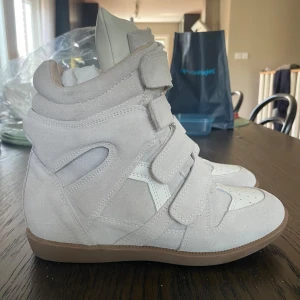 Ljus grå Isabel Marant skor - Hejhej, säljer nu mina isabell Marant skor för de är för små, de är endast  använda 1 gång på ett lite finare tillfälle. De är i ett väldigt bra skick men tyvärr är boxen borta.💕Skriv gärna för minsta fundering!