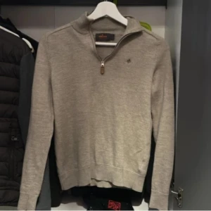 Morris  - Säljer en stilren beige tröja från Morris i mycket bra skick. Den har en dragkedja vid halsen och ett diskret broderat emblem på bröstet. Perfekt för både vardag och lite finare tillfällen. Tröjan är s men passar som xs. Pris kan diskuteras Passar bra till höst och vår!