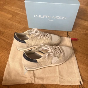Philippe model sneakers  - Säljer snygga Philippe model sneakers riktigt snygga. Skor man kan ha dagligen till allt rirkigt bra skor o äga. Lite små smutsiga men inget man märker. 