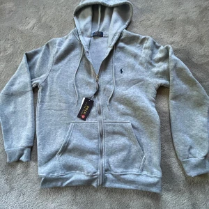 Raplh Lauren Zip hoodie  - Raplh Lauren Zip hoodie grå. 10/10 skick eftersom den är ny. 