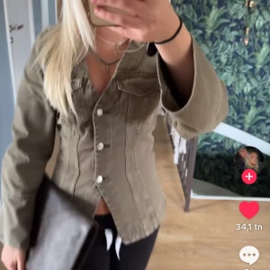 Olivgrön jeansjacka med v-ringning - Säljer en olivgrön jeansjacka från Zara med v-ringning och markerad midja🤍🤍superbra skick