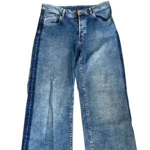Vintage Blå wide jeans med raka ben - Snygga blå jeans med breda, raka ben och klassisk femficksdesign. Jeansen har en ljus tvätt och är mörkare på sidorna. oversize 
