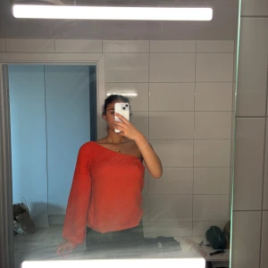 Röd offshoulder stickad tröja NA-KD - Säljer en röd stickad tröja från NA-KD i storlek M. Tröjan har en snygg offshoulder-design och långa ärmar med ribbade muddar. Perfekt för dig som vill ha en chill men ändå trendig look. Passar grymt till både jeans och kjol.