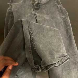 Grå jeans Molly från Perfect Jeans - Snygga grå jeans från Perfect Jeans, modell Molly. Jeansen har klassisk femficksdesign, dragkedja och knapp framtill. De är i en tvättad grå nyans och har en rak passform som funkar till allt. Perfekta för dig som gillar en enkel och stilren look.