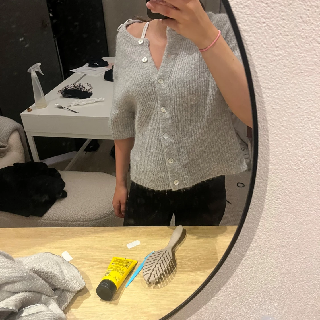 Grå stickad kofta med knappar