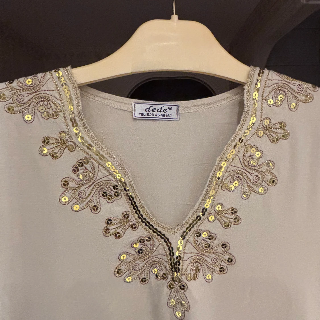 Beige blus med guldpaljetter från Dede - 1