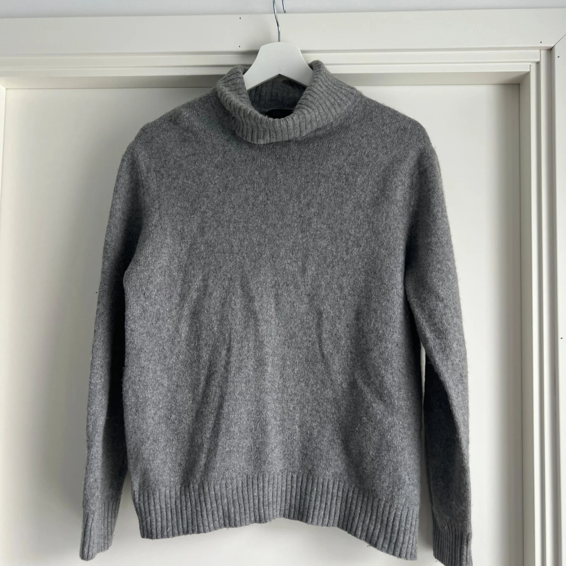 Grå polotröja i ull från Calvin Klein