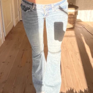 low waist ljusblå jeans - supersnygga low waist jeans som är utsvängda, passar perfekt tills alla outfits💞💞i superbra skick, som ny