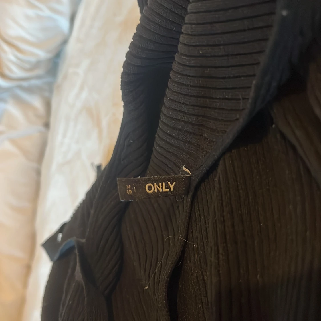 Svart ribbad topp med puffärm från ONLY - 2