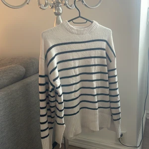 Randig stickad tröja från 157 XS - Superfin vit stickad tröja från 157 i storlek XS. Använd få gånger