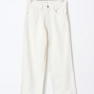 Vita jeans - Gina tricot - perfect jeans, ett par vita jeans med rak passform och klassisk femficksdesign. 