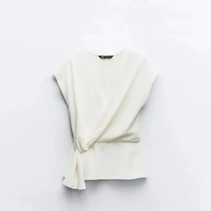 Vit blus  - Använd fåtal gånger. Slutsåld på Zara 