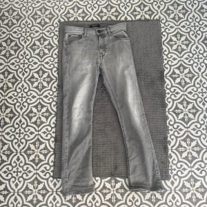 Replay Jeans - Snygga Replay jeans som har en bra form och sköna att ha på sig. 12-14 åring kan ha dom, har haft dom ungefär 1,3 har inte använt dom så himla mycket.     Pris kan sänkas i dm!