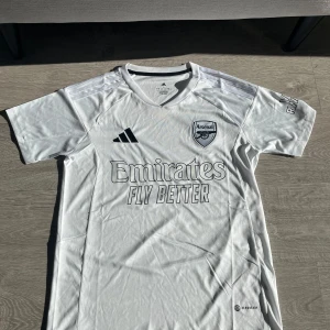 Arsenal fotbollströja  - Här ser ni en super fin vit special Arsenal tröja som är riktigt populär och snygg denna är i storlek S och säljs bara för 299kr skriv till mig vid frågor 