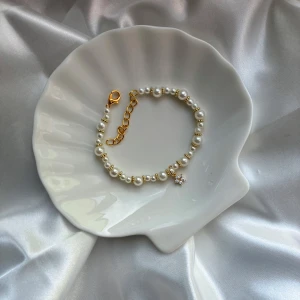 Pärlarmband med guldiga detaljer - Handgjort pärlarmband 🤍
