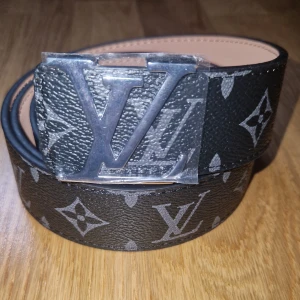 Svart Iv bälte monogram med silverspänne - Fint bälte,helt ny.