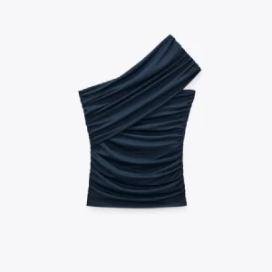  one shoulder topp! - Snygg one shoulder topp från Zara!💕 Inga defekter och är använd fåtal gånger💕perfekt för finare event!!! Säljer då den inte kommer till användning💕storlek S men passar också xs!!