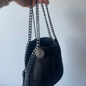 Stella McCartney liknande väska - Stella McCartneyliknande väska, finns även lång kedja om man vill ha det till❤️❤️❤️