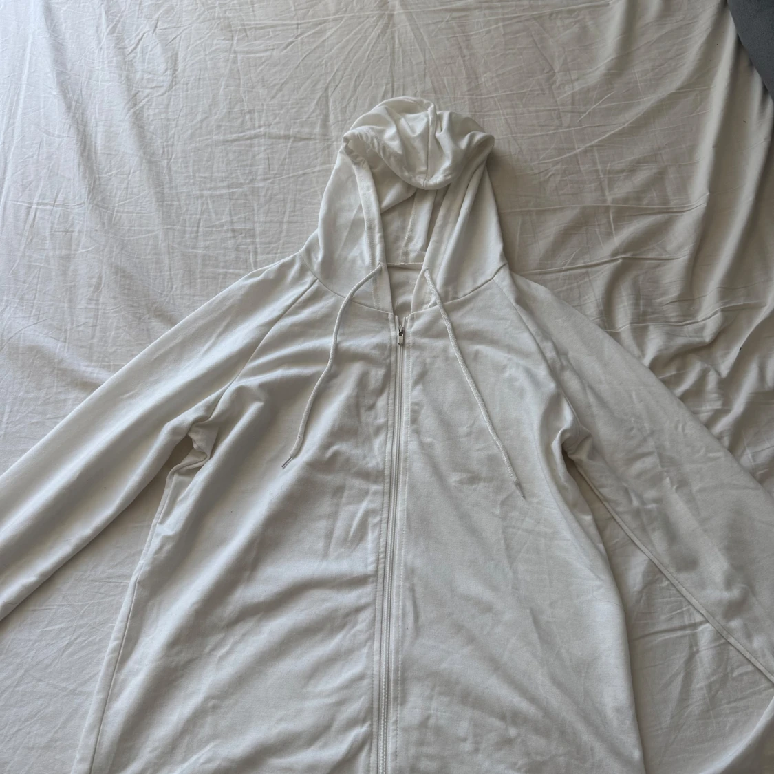 Vit hoodie med dragkedja och huva - 1