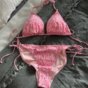 Blommig bikini överdel & underdel - Söt bikini helt nya, köpte 2 storlekar men bara den ena passade så därför säljer jag den andra 💕
