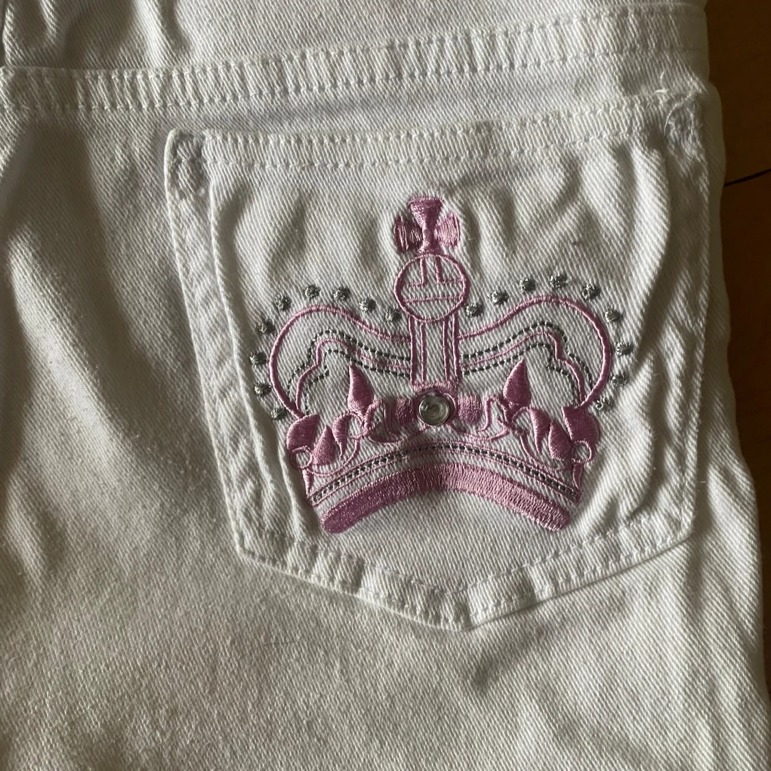 Vita jeans med rosa kronbrodyr - 3