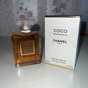 Chanel Coco Mademoiselle EdP 100ml - Chanel Coco Mademoiselle Eau de Parfum i 100 ml flaska. Klassisk rektangulär glasflaska med ljus bärnstensfärgad vätska och frostad fyrkantig kork. Kommer med original vit och guldig kartong. En ikonisk och elegant doft från Chanel.