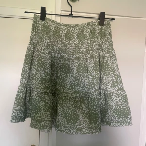 Kjol från Gina Tricot - Grön kjol från Gina Tricot. Använd fåtal gånger och är i bra skick. Storlek s. Skriv vid frågor/ funderingar!😁