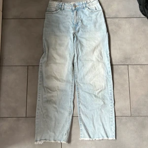 Ljusblå jeans i xxs - Säljer ett par ljusblå jeans från Lindex i storlek 152. Jeansen har raka, vida ben och croppade kanter nertill. Klassisk femficksmodell och dragkedja framtill.