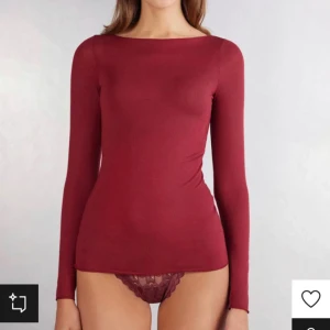 Intimissimi tröja - Säljer en röd långärmad topp med tight passform och rund halsringning. Toppen är enkel och stilren, perfekt att matcha med jeans eller kjol. Materialet är mjukt och stretchigt, vilket gör den riktigt skön att bära.