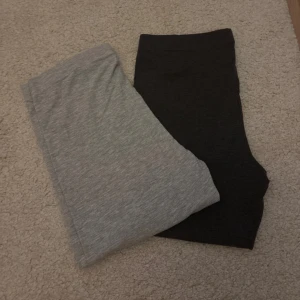 2-pack thights i ljus och mörkgrått - Två par thights från even & odd i storlek M. Ena paret är ljusgråa och det andra är mörkgrå , båda i mjukt bomullsmaterial med enkel, rak passform. Perfekta för chill dagar eller när du vill vara bekväm hemma.